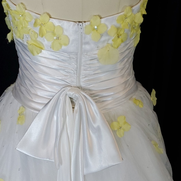 White ballgown style tulle prom dress, 4, yellow - Picture 6 of 9